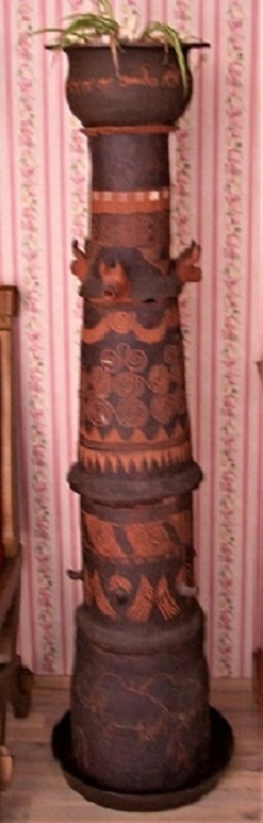Bildhauerei Blumensäule mit Topf, (Engobetechnik, jede Trommel mit den typischen Verzierungen der
Zeitphasen Altsteinzeit, Neolithikum, Bronzezeit, Eisenzeit, Gegenwart)