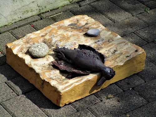 Bildhauerei Umweltprojekt II: Ölverschmierter toter Vogel im Watt